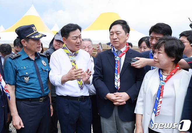 27일 김기현 국민의힘 당대표를 비롯한 지도부가 전북 부안 새만금 잼버리 부지 현장점검에 나선 가운데 김관영 전북지사가 시설 현환 등을 설명하고 있다.2023.7.27.(전북도 제공)/뉴스1