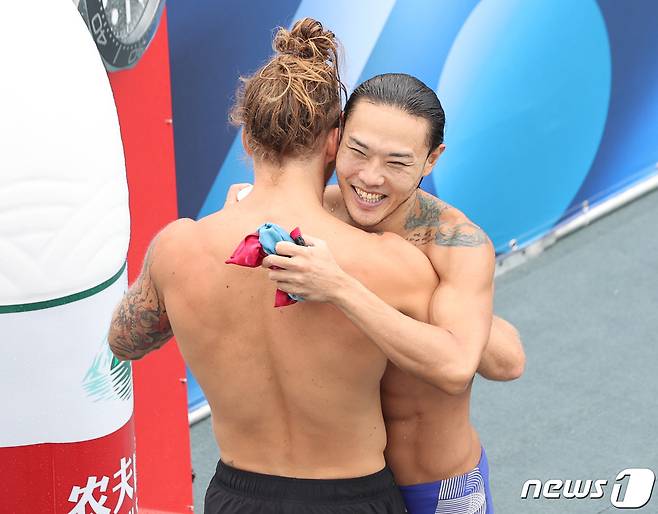 25일 오후 일본 후쿠오카 씨사이드 모모치 해변공원에서 열린 '2023 세계수영선수권대회' 남자부 하이다이빙에서 대한민국의 최병화가 연기를 펼친 뒤 스위스의 마티아스 아펜젤러와 포옹하고 있다. 2023.7.25/뉴스1 ⓒ News1 구윤성 기자