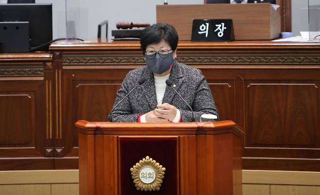 김미나 경남 창원시의원이 시의회에서 논란에 대해 사과하고 있다. [사진=이세령 기자]