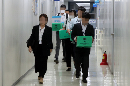 지난 25일 오후 충북경찰청을 압수수색한 검찰 관계자들이 압수품을 옮기고 있다. 검찰은 24명의 사상자가 난 청주 오송 지하차도 참사와 관련 충북경찰청 등의 부실 대응을 수사하고 있다. 사진=연합뉴스