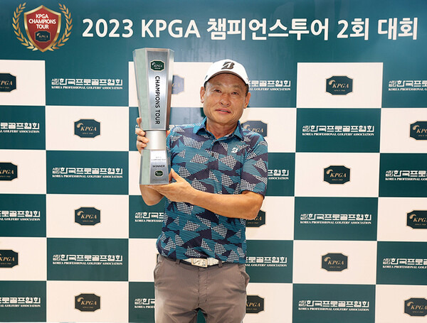 2023 KPGA 챔피언스투어 2회 대회(그랜드시니어) 우승을 차지한 유건희 프로. 사진제공=KPGA