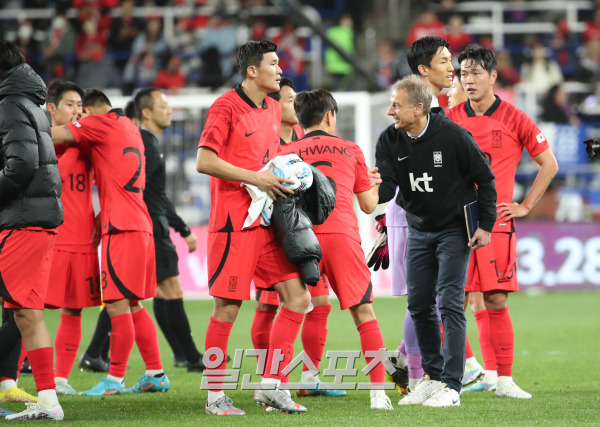 위르겐 클린스만 감독이 이끄는 축구국가대표팀이 24일 오후 울산문수월드컵경기장에서 콜롬비아와 경기를 펼쳤다.2-2로 비겼다. 경기종료후 클린스만 감독이 선수들을 격려하고있다. 울산=정시종 기자 capa@edaily.co.kr /2023.03.24.