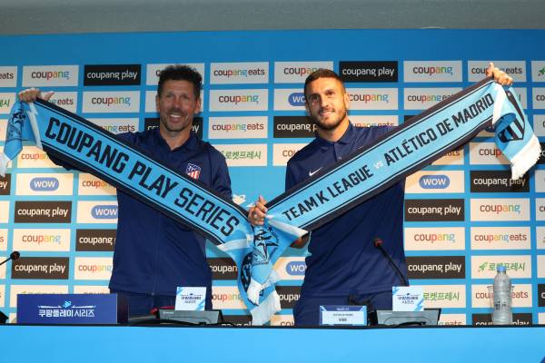 <yonhap photo-3414=""> 기념촬영하는 시메오네 감독과 코케 (서울=연합뉴스) 임화영 기자 = 아틀레티코 마드리드(AT마드리드) 디에고 시메오네 감독과 코케가 26일 서울월드컵경기장에서 열린 쿠팡플레이 시리즈 팀 K리그와 아틀레티코 마드리드 1차전 기자회견에서 기념촬영하고 있다. 2023.7.26 hwayoung7@yna.co.kr/2023-07-26 18:58:04/ <저작권자 ⓒ 1980-2023 ㈜연합뉴스. 무단 전재 재배포 금지.></yonhap>