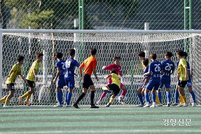 서울 중앙고가 27일 충북 제천축구센터에서 열린 2023 대통령금배 고등U17 유스컵 10강, 경기 광문고와의 경기에서 헤더슛을 하고 있다. 문재원 기자