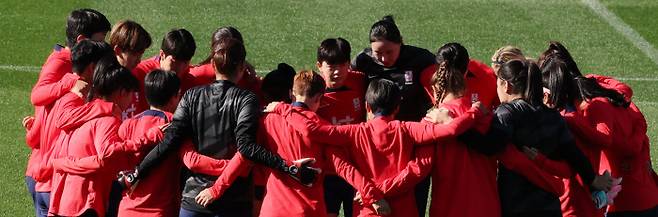 한국 여자 축구대표팀 선수들이 27일 훈련에 앞서 모로코전 필승 의지를 다지고 있다. 연합뉴스