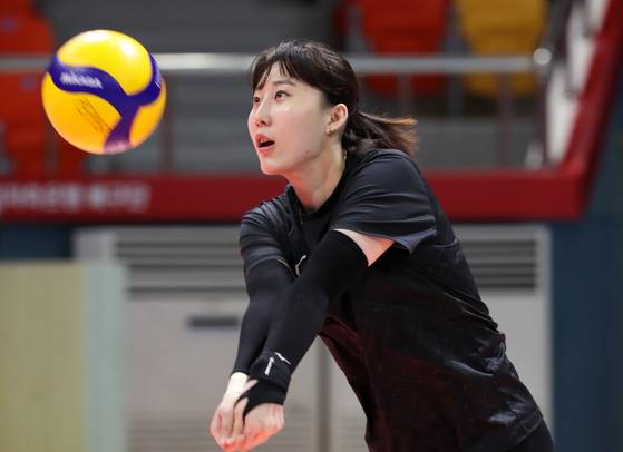 Gwangju AI Peppers' Park Jeong-ah trains at Pepper Stadium in Gwangju on July 19. [YONHAP]