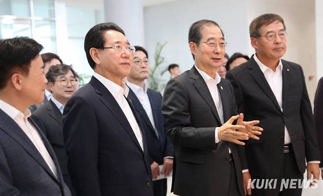 한덕수 국무총리와 김영록 전남도지사가 26일 오후 여수산단 LG화학 여수공장을 찾아 신학철 LG화학 부회장으로부터 전지소재에 대해 설명을 듣고 있다. 사진=전남도