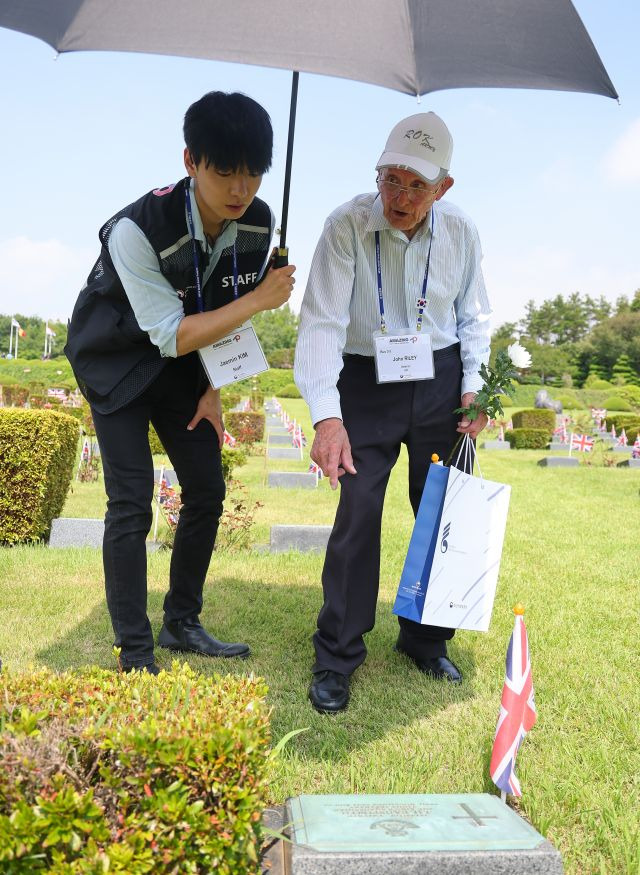 27일 오전 부산 남구 유엔기념공원에서 정전70주년을 맞아 방한한 영국군 참전용사 존 라일리옹이 군번 앞자리로 이름을 알지 못하는 전우 묘역을 찾고 있다. 연합뉴스