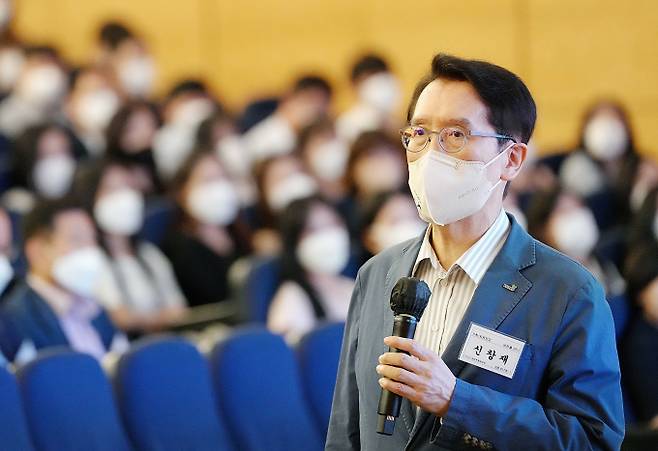 신창재 교보생명 회장이 지난 26일 광화문 본사에서 진행된 하반기 경영현황설명회에서 MZ세대 직원들과 소통하고 있다./사진=교보생명