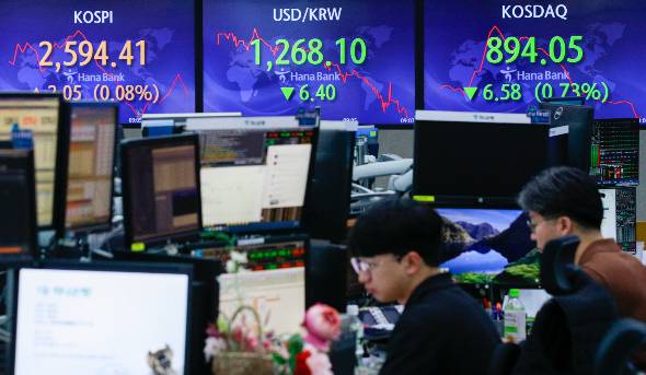 미국 연준(Fed)이 기준금리를 0.25% 인상하는 동시에 9월 금리 동결 가능성을 시사한 27일 오전 서울 중구 하나은행 딜링룸에서 증시 개장과 동시에 딜러들이 분주하게 업무를 보고 있다. /사진=뉴스1