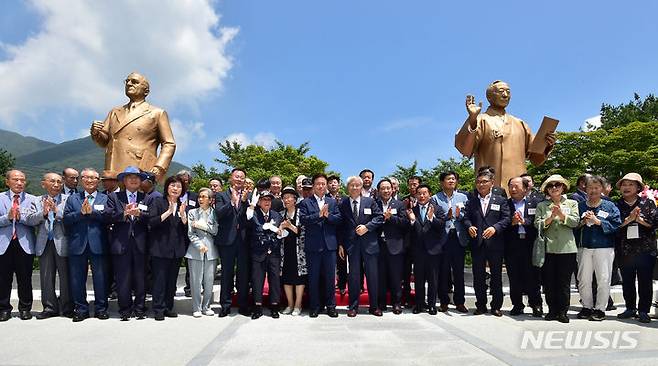 [칠곡=뉴시스] 이무열 기자 = 휴전협정을 체결한지 70년을 맞는 27일 경북 칠곡군 가산면 다부동전적기념관에서 열린 '이승만·트루먼 대통령 동상 제막식'에서 이승만 대통령 아들 이인수씨와 이철우 경북도지사 등 참석자들이 동상 제막 후 기념 촬영을 하고 있다. 2023.07.27. lmy@newsis.com