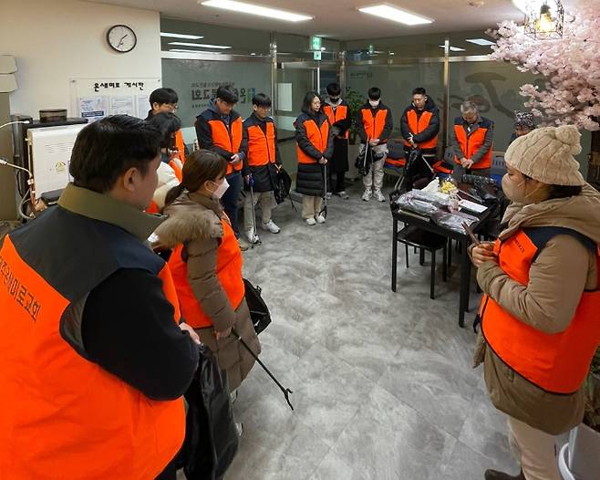 매월 마지막 주, 지역 청소를 나서기 전 기도 모습. 조기쁨 목사 제공