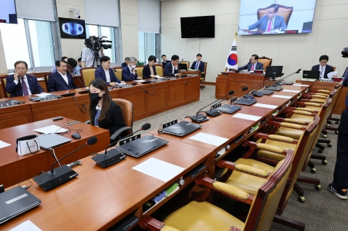 반쪽 과방위 전체회의 - 26일 오후 국회에서 열린 과학기술정보방송통신위원회 전체회의에 여당 의원들의 자리가 비어 있다. 지난 22일 전체회의에 이어 이날 회의도 박성중 여당 간사가 장제원 위원장을 대신해 진행했다.  연합뉴스