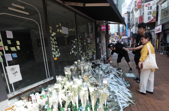 26일 오후 서울 관악구 신림역 묻지마 칼부림 사건 현장 인근 마련된 추모공간에서 추모객들의 발걸음이 이어지고 있다. 추모공간은 사건 발생일인 21일부터 일주일인 27일까지 운영한다. 2023.07.26 뉴시스