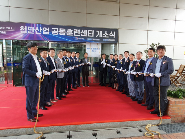 지난 26일 광주광역시 북구 한국광산업진흥회에서 광주 미래형 자동차 전력반도체 전문인력 양성을 위한 ‘첨단산업 공동훈련센터 개소식’이 열렸다. 사진 제공=광주광역시