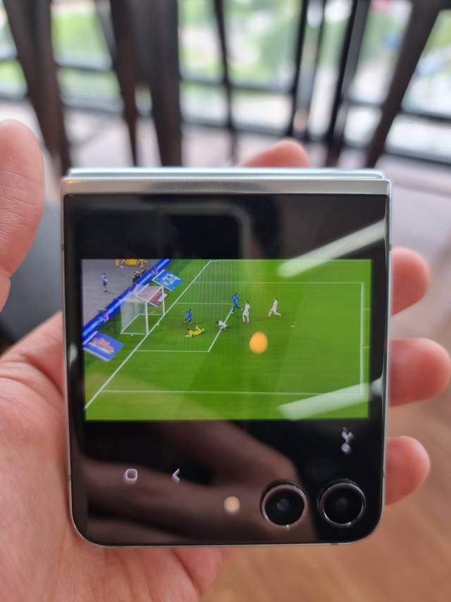 커버 디스플레이에서 유튜브를 재생하고 있다. 허진 기자