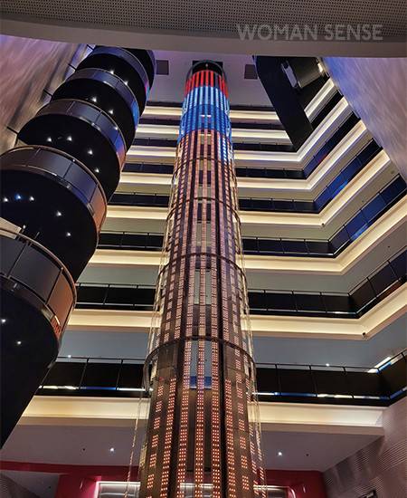 마치 예술품 같은 호텔 전경과 룸. 곳곳에 놓인 가구들도 카림 라시드를 연상케 한다.