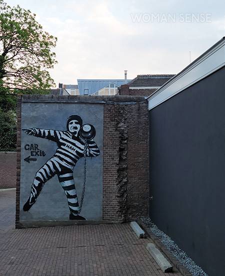 주차장 그래피티 아트. 실내에는 머그샷을 찍을 수 있는 벽도 있다.