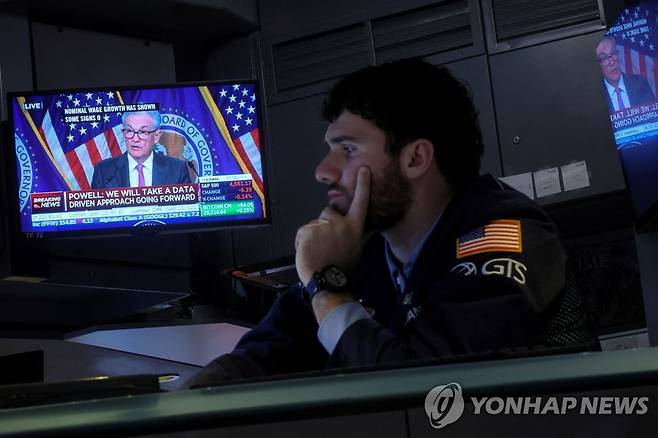 NYSE 입회장 내 모니터에 나오는 파월의 기자회견 모습 [연합뉴스 자료사진]