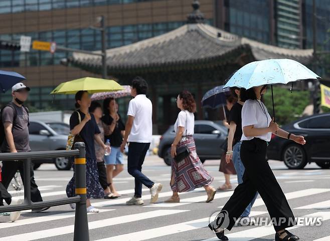 '찜통더위에 양산이 된 우산' [연합뉴스 자료사진]