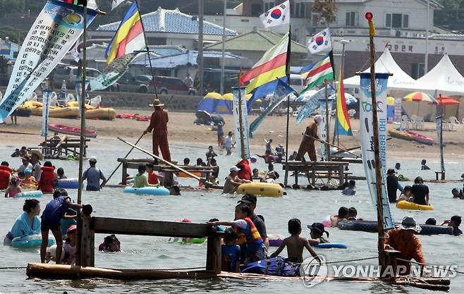 제주 떼배 '테우'  [연합뉴스 자료사진]