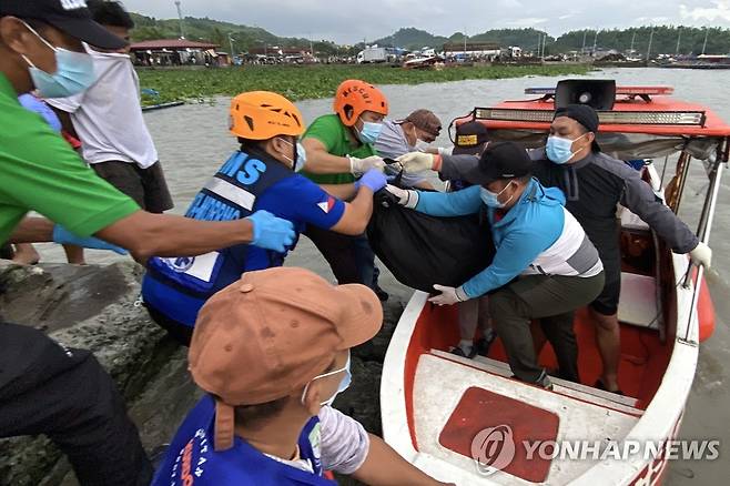 보트 전복 사고 희생자 시신 옮기는 필리핀 구조대원들 (리살주 EPA=연합뉴스) 태풍 '독수리'가 필리핀을 강타한 가운데 27일 리살주의 한 항구에서 구조대원들이 보트 전복 사고 희생자의 시신을 옮기고 있다. 2023.07.27 ddy04002@yna.co.kr