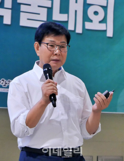 안경모 경희대 관광대학원 교수가 지난 21일 울산전시컨벤션센터에서 열린 ‘2023년 한국마이스관광학회 춘계 학술대회’에서 주제강연을 하고 있다.