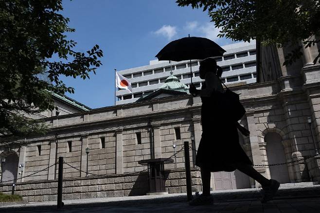 28일 일본은행(BOJ) 앞을 한 시민이 지나가고 있다. (사진=AFP)