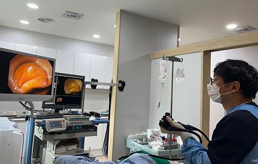대장내시경 검사를 진행하고 있는 이효근 원장 ㅣ출처 : 기쁨내과