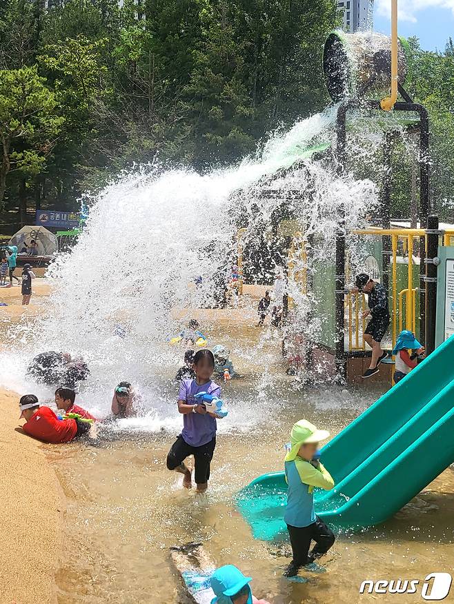 전북 대부분 지역에 폭염 특보가 발효된 28일 전북 전주시 덕진구 세병공원을 찾은 어린이들이 물놀이를 즐기며 더위를 식히고 있다. 2023.7.28/뉴스1 ⓒ News1 유경석 기자