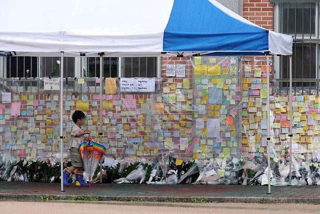 23일 서울 서초구 서이초등학교에서 추모객들이 최근 스스로 목숨을 끊은 서이초 교사를 추모하고 있다. 교원단체 등은 이번 사건이 악성민원 등 학부모의 괴롭힘에 의해 발생했다는 의혹을 제기하고 있으며 경찰은 온라인상에서 제기된 학부모 갑질 여부 등에 대해 조사 중이다. 사진=박범준 기자