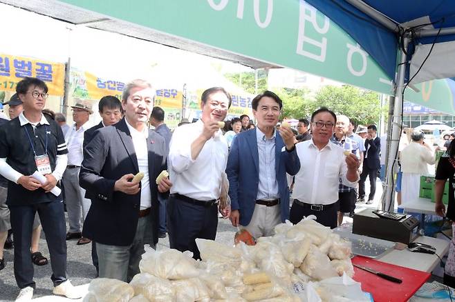 제27회 홍천찰옥수수 축제 개막식이 28일 오전 열린 가운데 김진태 강원특별자치도지사(사진 앞줄 오른쪽 두번째)와 신영재 홍천군수(사진 가운데), 전명준 홍천문화재단 이사장(앞줄 사진 왼쪽 첫번째)이 홍천 찰옥수수를 들고 기념사진을 촬영하고 있다. 홍천군 제공