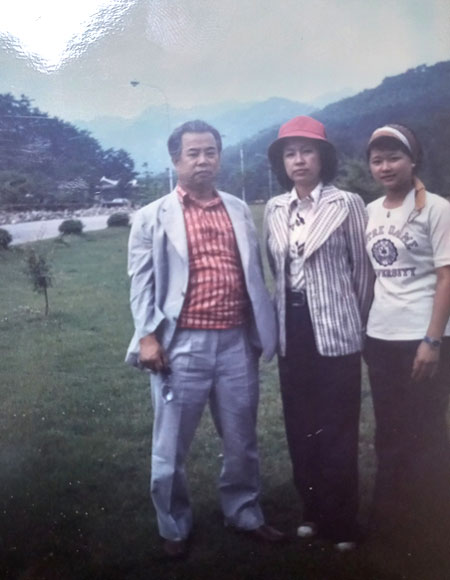 ▲ 가수 진미령이 고2때 아버지 김동석 대령, 어머니와 함께 찍은 사진.