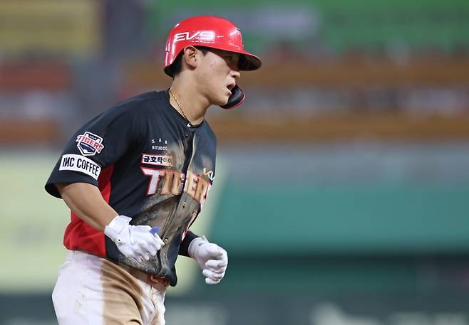 ▲온 유니폼에 흙이 묻을 정도로 열정적인 김도영 선수 사진 : KIA타이거즈