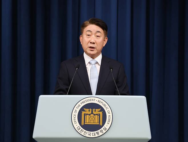 방송통신위원장 후보로 지명된 이동관 대통령 대외협력특보가 오늘(28일) 서울 용산 대통령실 청사 브리핑룸에서 인사말을 하고 있다.  / 사진=연합뉴스