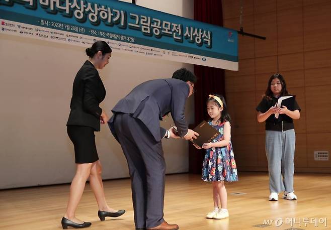 햇빛우수상인 한국수산자원공단이사장상을 수상한 장윤서(연산더샾어린이집·7세) 학생 /사진=김휘선 기자 hwijpg@