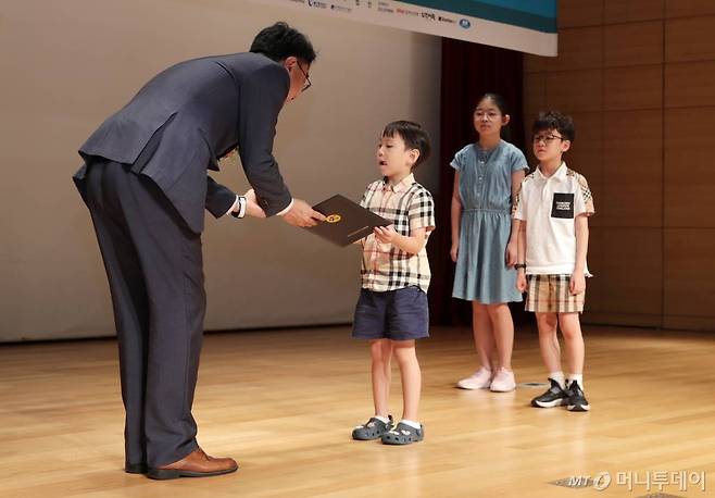 햇빛우수상(우수상)인 국립해양과학관장상을 수상한 이서준(내황유치원·7세) 학생 /사진=김휘선 기자 hwijpg@