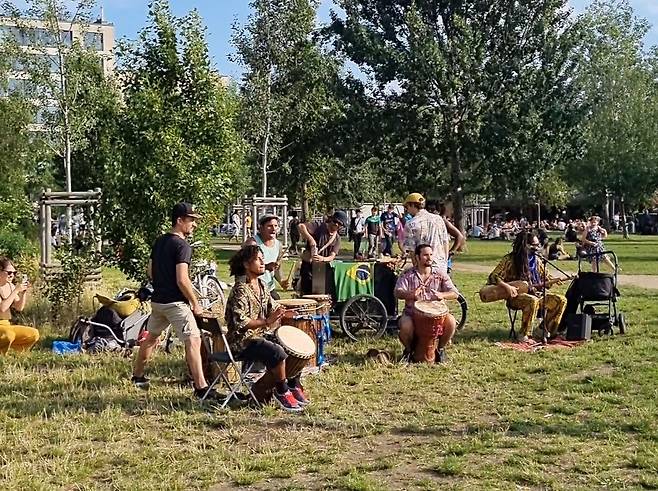 지난 26일 독일 베를린 마우어파크(Mauerpark)에서 시민이 악기를 연주하면서 시간을 보내고 있다(사진은 기사 내용과 관련 없음). 김영철 기자