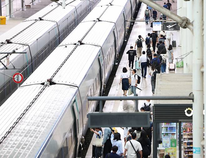 지난 26일 오전 서울역에서 승객들이 KTX 열차 운행이 재개되자 탑승장으로 향하고 있다. [연합]