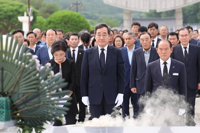 더불어민주당 이낙연 전 대표가 2일 오전 광주 국립 5·18 민주묘지를 참배하고 있다.[연합]