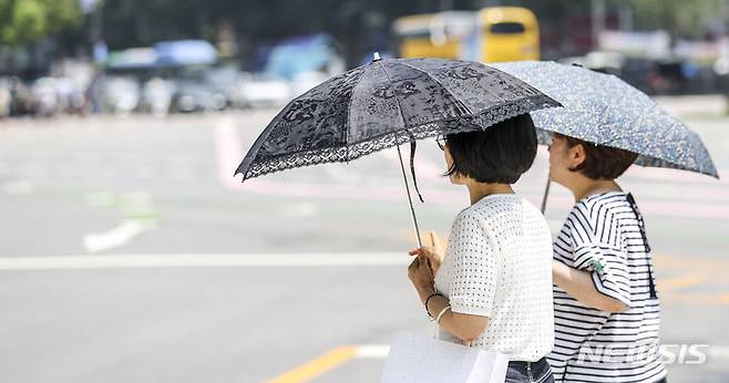 [서울=뉴시스] 정병혁 기자 = 더운 날씨를 보인 20일 서울 중구 세종대로에서 시민들이 양산으로 햇빛을 가린 채 이동하고 있다. 2023.07.20. jhope@newsis.com