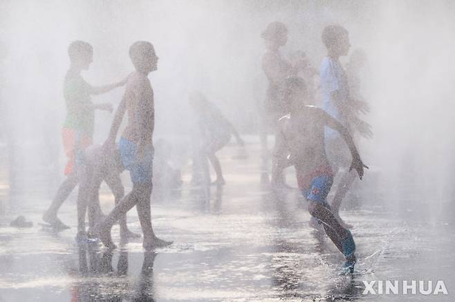 [마드리드=신화/뉴시스] 17일(현지시각) 스페인 마드리드의 분수대에서 어린이들이 물놀이를 하며 더위를 식히고 있다. 스페인 기상청(AEMET)은 월요일부터 올여름 세 번째 폭염이 기승을 부리고 있다며 전국 대부분의 기온이 40도를 넘을 것으로 예보했다. 2023.07.18.