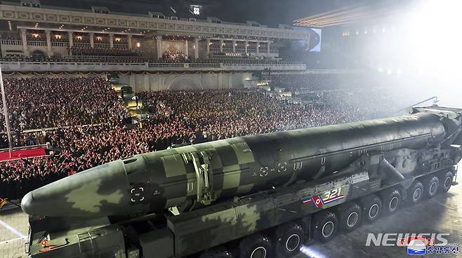 [평양=AP/뉴시스] 북한 조선중앙통신이 제공한 사진에 27일 평양의 김일성 광장에서 열린 조국해방전쟁 승리 70돌 경축 열병식에서 대륙간탄도미사일(ICBM) 화성-17형이 공개되고 있다. 2023.07.28.
