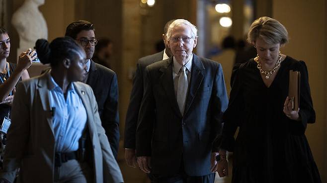 회견장으로 돌아오는 미치 매코널 공화당 원내대표 (사진=게티이미지코리아)