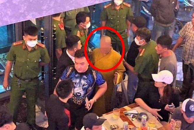 술집을 찾은 ‘가짜 스님’의 모습에 베트남 불교계가 공분하고 있다(사진-단트리)