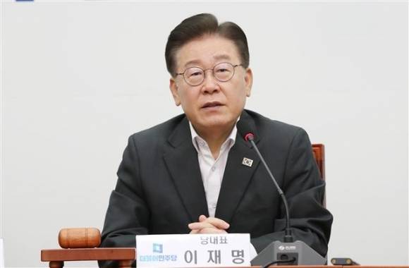 이재명 더불어민주당 대표가 28일 오전 서울 여의도 국회에서 열린 최고위원회의에서 모두발언을 하고 있다. 2023.7.28 뉴스1
