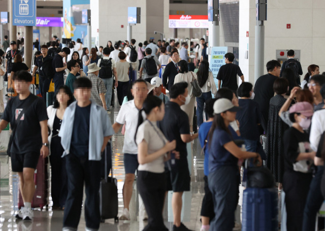 여름 휴가철인 28일 인천국제공항 제1터미널이 이용객으로 붐비고 있다. 연합뉴스