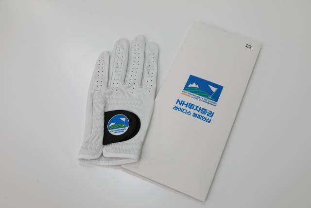 NH투자증권 레이디스 챔피언십 기념 장갑. 사진 제공=NH투자증권