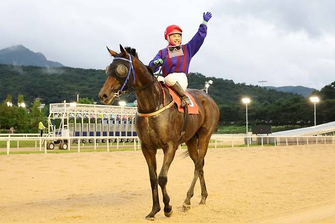 22일 렛츠런파크 서울에서 열린 트리플크라운 시리즈의 마지막 경주 ‘농림축산식품부장관배’ 대상경주에서 우승한 뒤 관중들의 환호에 
인사하는 김혜선 기수와 글로벌히트. 시리즈 두 번째 경주인 ‘코리안더비’에 이어 대상경주를 연속 우승하는 기염을 토했다. 
사진제공｜한국마사회