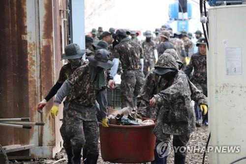 복구작업 하는 장병들 [육군 35사단 제공. 재판매 및 DB 금지]